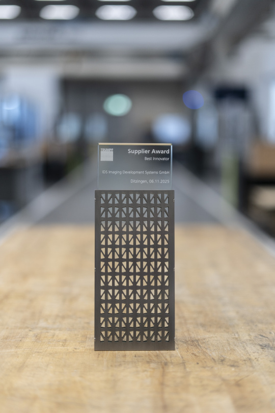 IDS Imaging Development Systems GmbH, TRUMPF 공급업체상 최고 혁신 기업상 수상 – 혁신을 상징하는 현대적 상패