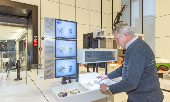 뮌헨 도이체스 박물관의 로봇 전시회를 보완하는 이미지 처리 체험 스테이션의 IDS 카메라