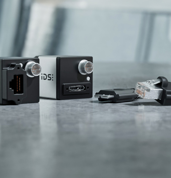 USB 및 GigE 포트와 케이블이 있는 IDS 카메라