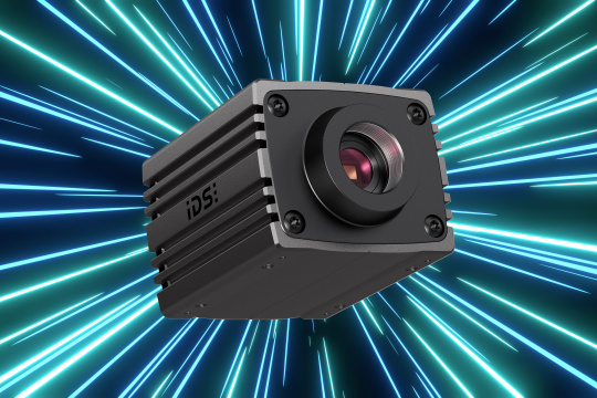 파란색과 초록색 광선 배경 앞에 있는 10GigE Vision 산업용 카메라 uEye Warp10