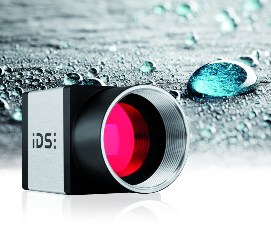 USB 3 uEye CP 산업용 카메라에 배경에 물방울이 있는 모습.