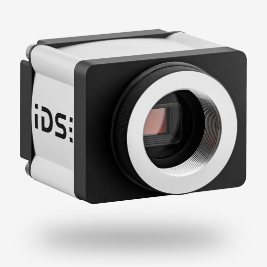 IDS 산업용 카메라 uEye FA의 IDS 로고가 보이는 사선 전면 모습