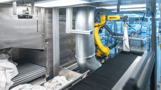 산업용 세탁 수건을 접는 3D 카메라 시스템 장착 로봇