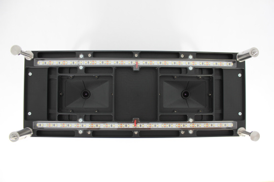 LED 스트립, 렌즈 및 금속 손잡이가 장착된 검은색 모듈 하단