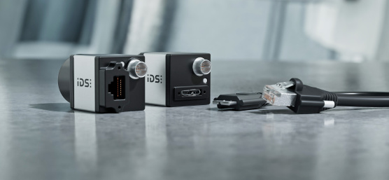 USB 및 GigE 포트와 케이블이 있는 IDS 카메라