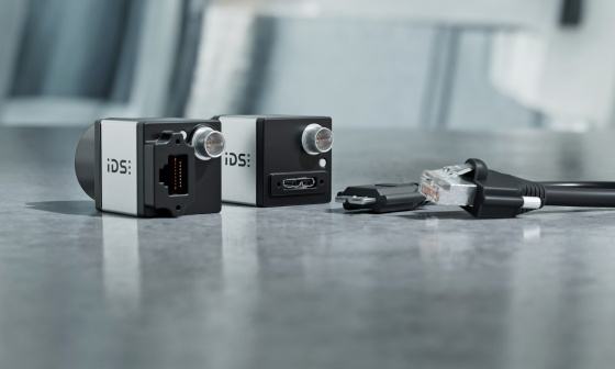 USB 및 GigE 포트와 케이블이 있는 IDS 카메라