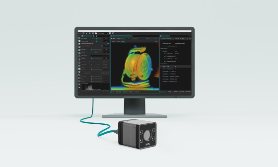 컬러 포인트 클라우드와 소프트웨어 인터페이스를 보여주는 모니터 앞의 3D 카메라