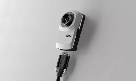 연결 케이블이 포함된 IDS uEye XC 자동 초점 카메라