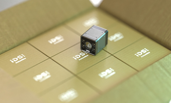 제품 포장 위에 놓인 IDS 3D 카메라