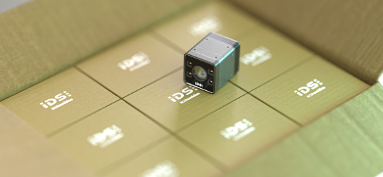 제품 포장 위에 놓인 IDS 3D 카메라