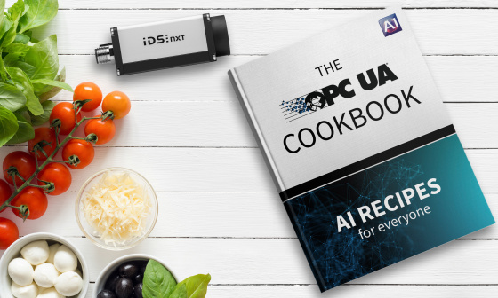 IDS NXT와 “The OPC UA Cookbook”이라는 책이 식료품 옆에 놓여 있다