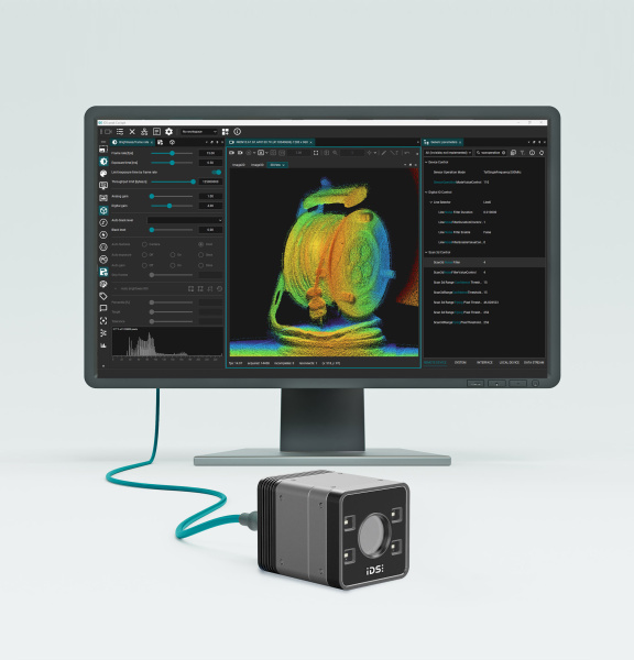 컬러 포인트 클라우드와 소프트웨어 인터페이스를 보여주는 모니터 앞의 3D 카메라