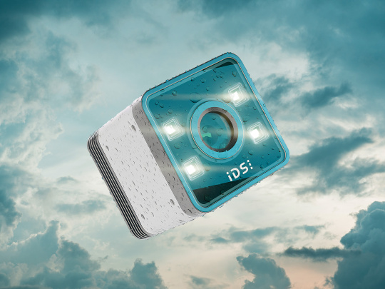 흐린 하늘 앞에 물방울이 맺힌 IDS ToF 카메라 Nion
