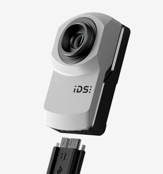 회색 배경 앞에 있는 IDS 산업용 카메라 uEye XC.