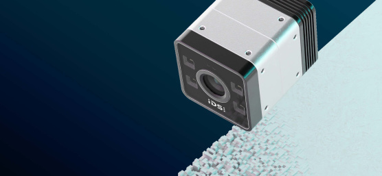 입체적인 입면이 있는 배경 앞에 있는 IDS iToF 3D 카메라.
