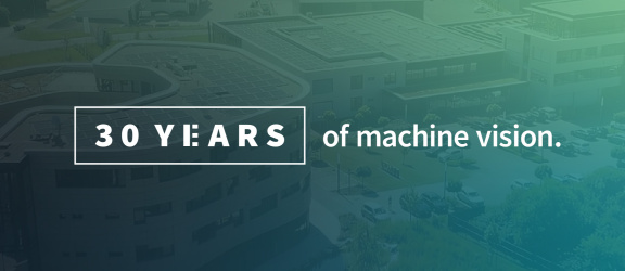 회색과 녹색의 그라데이션에 “30 years of machine vision”이라는 문구가 적혀 있습니다.