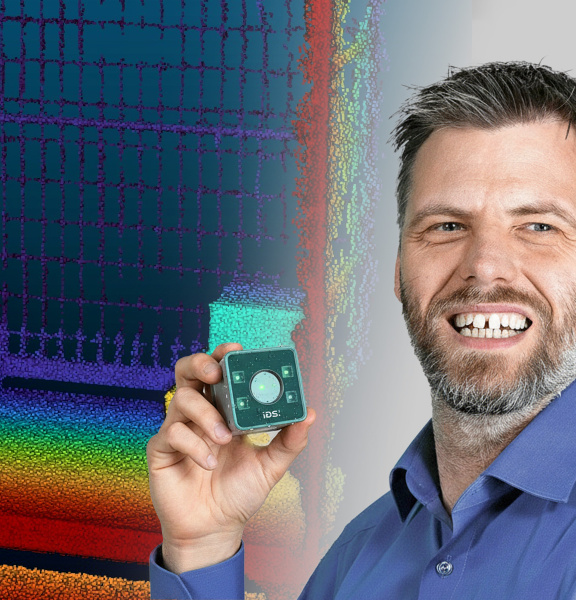 Nion 3D 카메라를 들고 있는 IDS Product Manager Patrick Schick와 포인트 클라우드