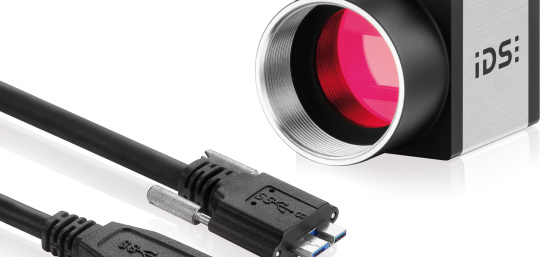 uEye 카메라 앞에는 2개의 USB 3.0 Mico B 커넥터 케이블이 있습니다.