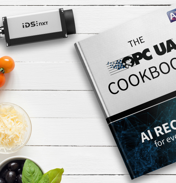 IDS NXT와 “The OPC UA Cookbook”이라는 책이 식료품 옆에 놓여 있다