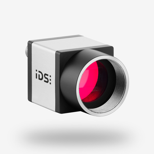 IDS 산업용 카메라 uEye CP 각도가 있는 전면 모습과 IDS 로고.