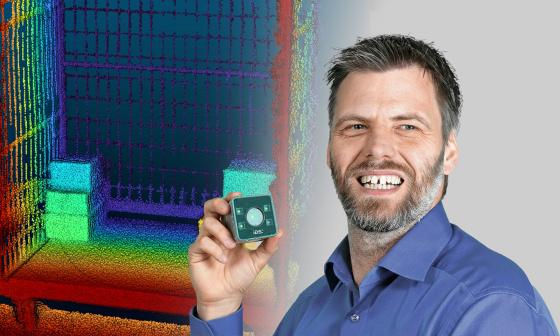 Nion 3D 카메라를 들고 있는 IDS Product Manager Patrick Schick와 포인트 클라우드